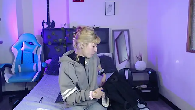 Snapshot of Amnesia_ chatting on October 6, 2025, 12:35 pm Amnesia online show from October 6, 2025, 12:35 pm