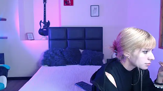 Snapshot of Amnesia_ chatting on October 8, 2025, 12:25 pm Amnesia online show from October 8, 2025, 12:25 pm