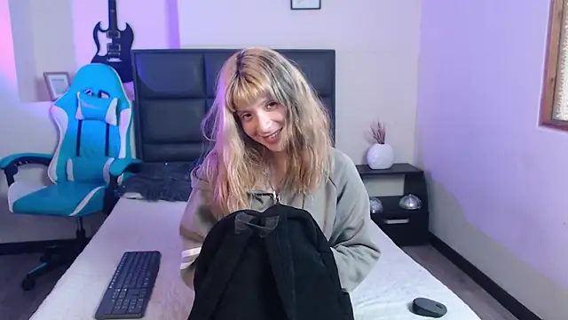 Snapshot of Amnesia_ chatting on October 13, 2025, 5:13 pm Amnesia online show from October 13, 2025, 5:13 pm