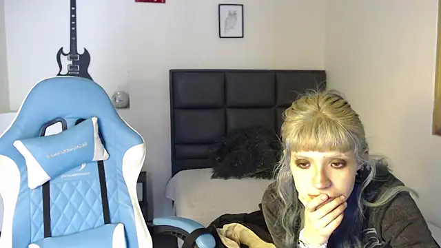 Snapshot of Amnesia_ chatting on November 5, 2025, 12:38 pm Amnesia online show from November 5, 2025, 12:38 pm