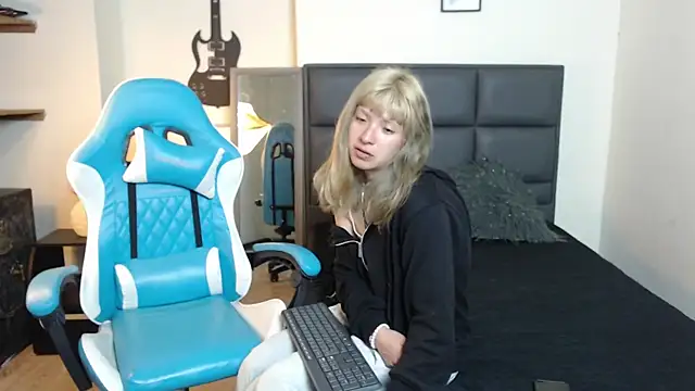 Snapshot of Amnesia_ chatting on November 17, 2025, 12:55 pm Amnesia online show from November 17, 2025, 12:55 pm