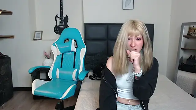 Snapshot of Amnesia_ chatting on November 19, 2025, 12:49 pm Amnesia online show from November 19, 2025, 12:49 pm