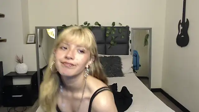 Snapshot of Amnesia_ chatting on November 28, 2025, 6:10 pm Amnesia online show from November 28, 2025, 6:10 pm