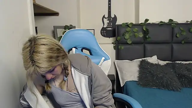 Snapshot of Amnesia_ chatting on December 3, 2025, 12:47 pm Amnesia online show from December 3, 2025, 12:47 pm