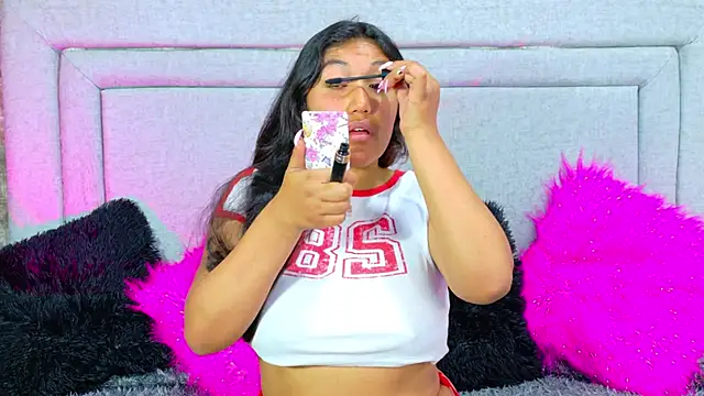 Snapshot of SharaRous chatting on November 4, 2025, 12:04 pm SharaRous online show from November 4, 2025, 12:04 pm