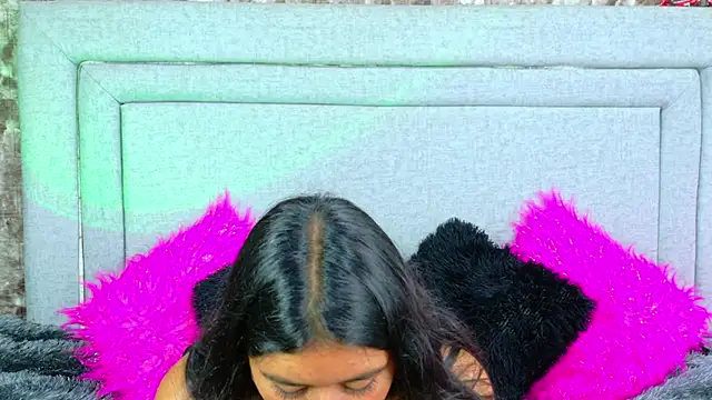 Snapshot of SharaRous chatting on November 19, 2025, 12:05 pm SharaRous online show from November 19, 2025, 12:05 pm