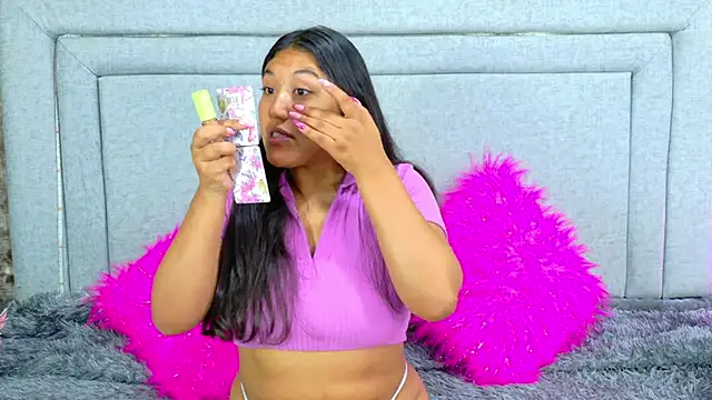 Snapshot of SharaRous chatting on November 21, 2025, 12:04 pm SharaRous online show from November 21, 2025, 12:04 pm