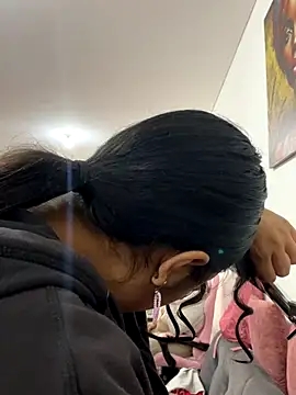 Snapshot of SharaRous chatting on December 5, 2025, 12:03 pm SharaRous online show from December 5, 2025, 12:03 pm