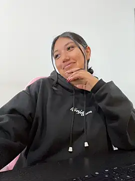 Snapshot of SharaRous chatting on February 17, 2026, 3:19 pm SharaRous online show from February 17, 2026, 3:19 pm