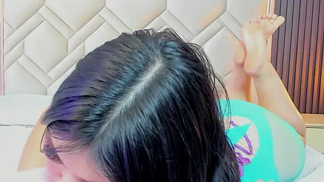 Snapshot of MiaaFarrel chatting on November 21, 2025, 7:56 pm MiaaFarrel online show from November 21, 2025, 7:56 pm