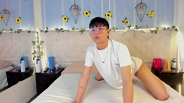 AleAurarashi online show from October 13, 2025, 7:25 pm