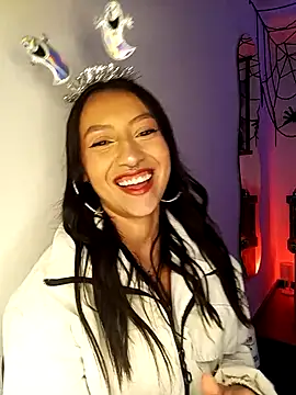Snapshot of Luna_Moo_ chatting on October 8, 2025, 4:21 am Luna Moo online show from October 8, 2025, 4:21 am
