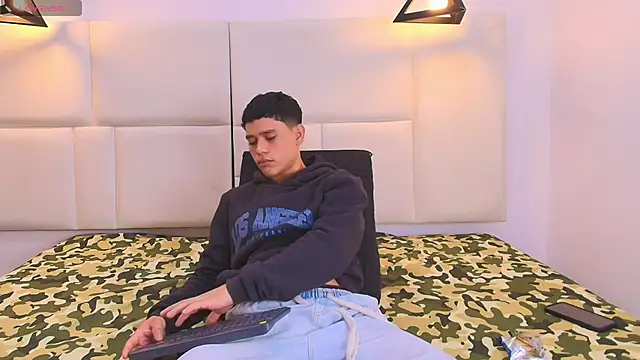 aron twink66 online show from September 18, 2025, 1:57 pm