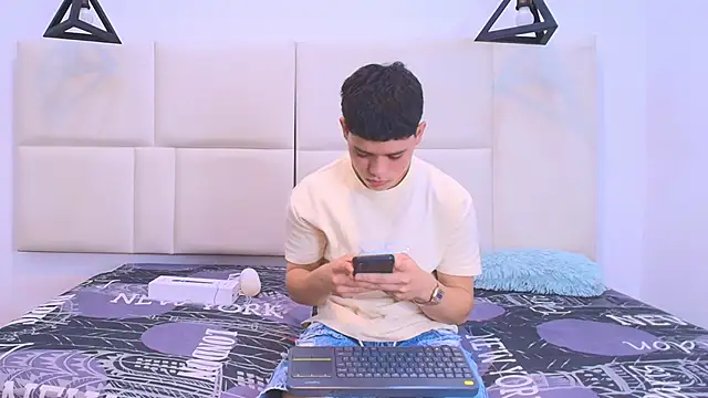 aron twink66 online show from September 21, 2025, 3:24 pm