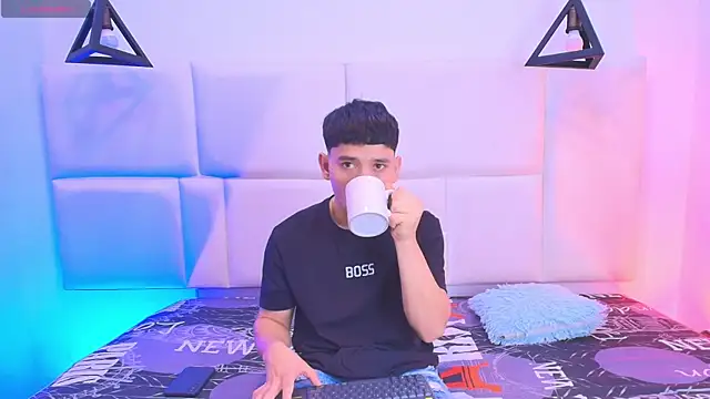 aron twink66 online show from September 22, 2025, 2:41 pm