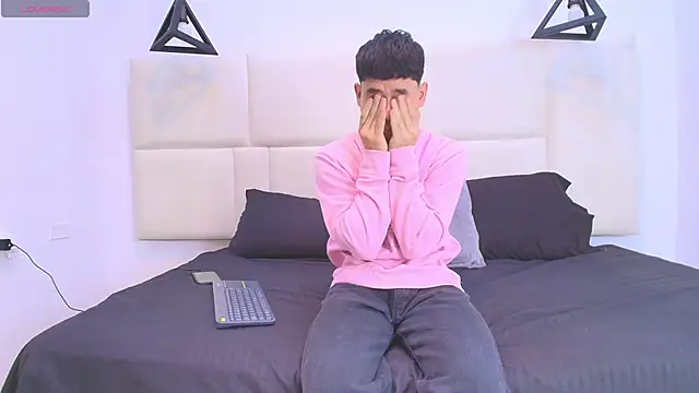 aron twink66 online show from September 25, 2025, 2:32 pm