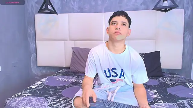 aron twink66 online show from October 4, 2025, 2:37 pm