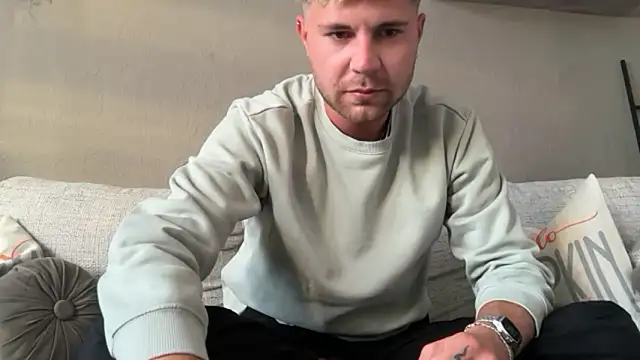 Snapshot of RioBlaze chatting on September 14, 2025, 5:01 pm RioBlaze online show from September 14, 2025, 5:01 pm