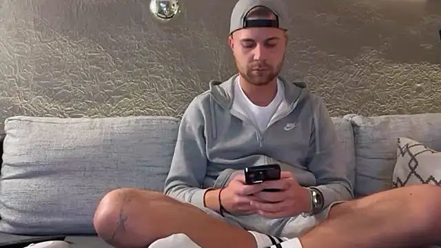 Snapshot of RioBlaze chatting on November 17, 2025, 5:41 pm RioBlaze online show from November 17, 2025, 5:41 pm