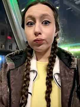 FroggyAnna online show from November 3, 2025, 2:40 pm