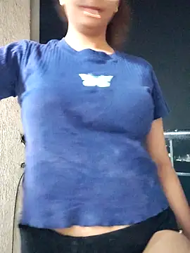 Snapshot of Love_birdss69 chatting on November 2, 2025, 2:52 pm Love birdss69 online show from November 2, 2025, 2:52 pm