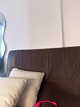 a Malgosia mako online show from November 26, 2025, 7:04 pm