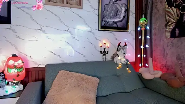 sarawolff online show from October 22, 2025, 2:23 am