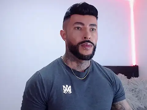 andrea de lucaa online show from October 18, 2025, 11:49 pm