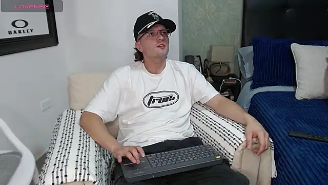Snapshot of steve_hornyboy chatting on October 18, 2025, 12:57 am steve hornyboy online show from October 18, 2025, 12:57 am