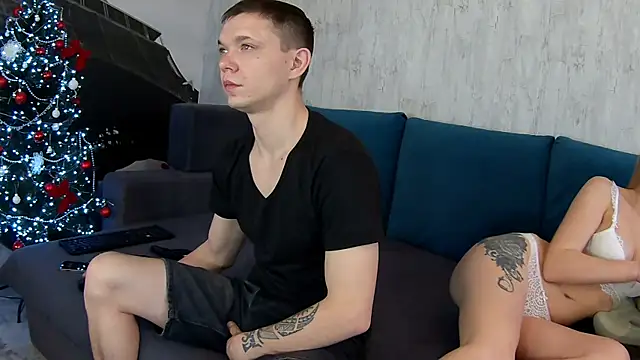 MonikaVAlex online show from December 17, 2025, 3:01 am