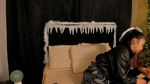 Tiffany Nm online show from December 4, 2025, 1:20 pm