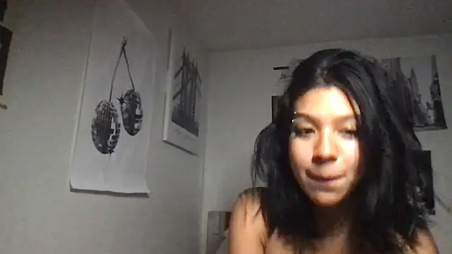 petitelatinateen online show from September 18, 2025, 7:32 am