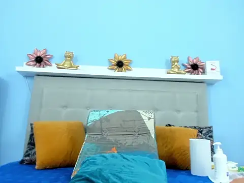 monalind220 online show from October 9, 2025, 1:20 pm