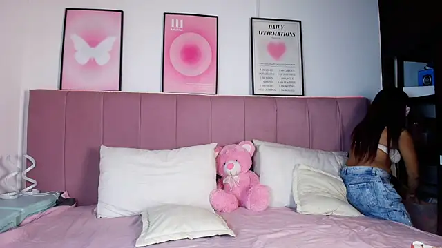 Naiaa Cruz online show from March 16, 2026, 8:02 pm