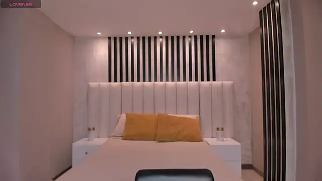 Snapshot of LeahNovac chatting on October 18, 2025, 11:33 am LeahNovac online show from October 18, 2025, 11:33 am