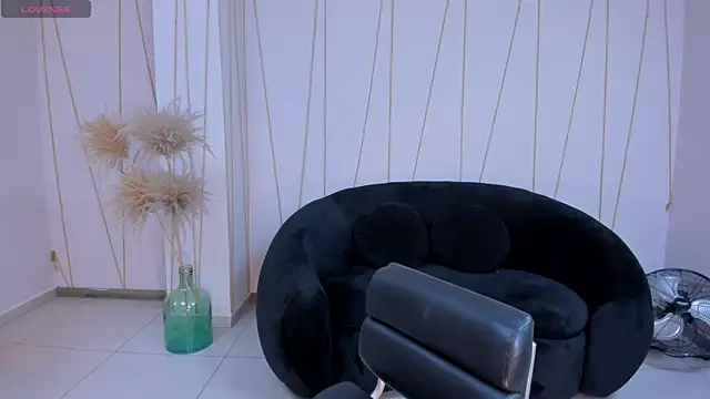 Snapshot of LeahNovac chatting on November 18, 2025, 11:14 am LeahNovac online show from November 18, 2025, 11:14 am