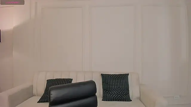 Snapshot of LeahNovac chatting on December 5, 2025, 11:19 am LeahNovac online show from December 5, 2025, 11:19 am