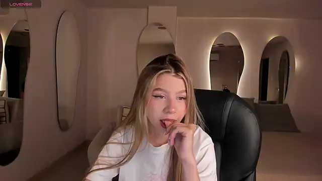 TiffannySins online show from May 27, 2026, 3:03 am