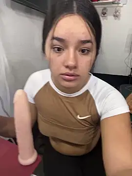 Snapshot of Luciaparker03 chatting on February 13, 2026, 3:08 pm Luciaparker03 online show from February 13, 2026, 3:08 pm