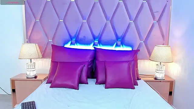 Snapshot of MaskedGirl_ chatting on November 5, 2025, 12:16 pm MaskedGirl online show from November 5, 2025, 12:16 pm