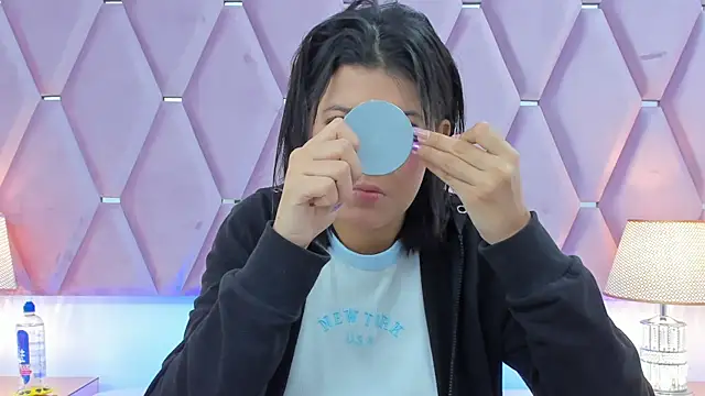 Snapshot of MaskedGirl_ chatting on November 11, 2025, 12:05 pm MaskedGirl online show from November 11, 2025, 12:05 pm