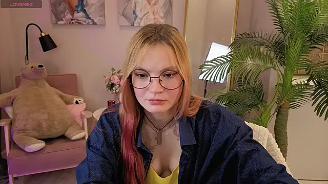 Snapshot of Ginger_Emma chatting on September 28, 2025, 5:24 am Ginger Emma online show from September 28, 2025, 5:24 am