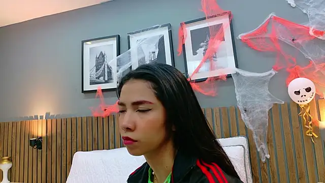 Snapshot of luna_roja25 chatting on October 27, 2025, 1:48 pm luna roja25 online show from October 27, 2025, 1:48 pm