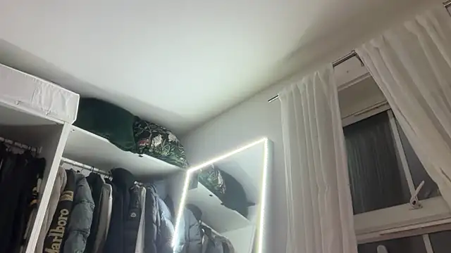 Snapshot of KayleeBella chatting on March 17, 2026, 9:18 pm KayleeBella online show from March 17, 2026, 9:18 pm