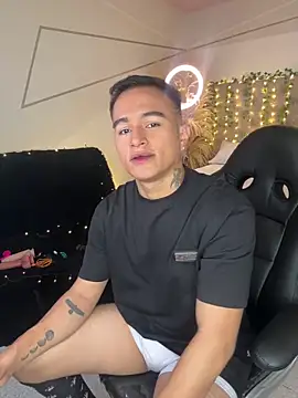 LiamDeep online show from December 19, 2025, 9:44 pm