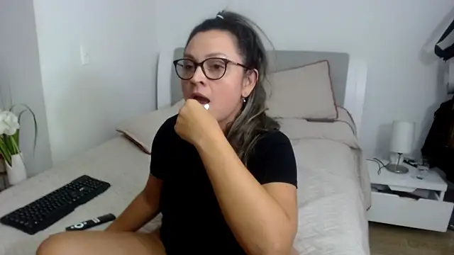 sophie lopez1 online show from December 18, 2025, 4:18 am