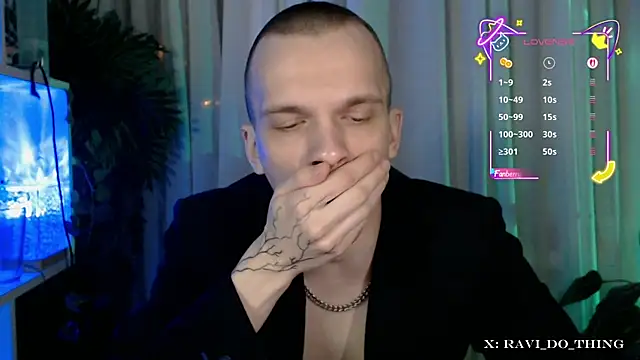 Snapshot of frozen_boy chatting on November 17, 2025, 5:19 pm frozen boy online show from November 17, 2025, 5:19 pm