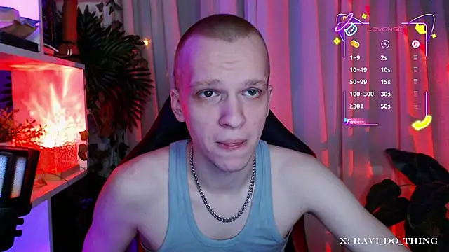 Snapshot of frozen_boy chatting on November 21, 2025, 7:12 pm frozen boy online show from November 21, 2025, 7:12 pm