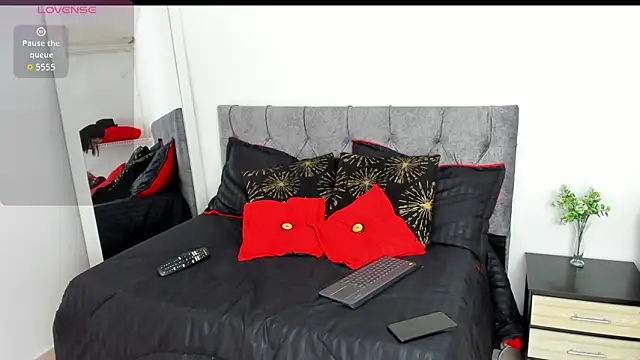 camila collins7 online show from December 15, 2025, 1:04 pm