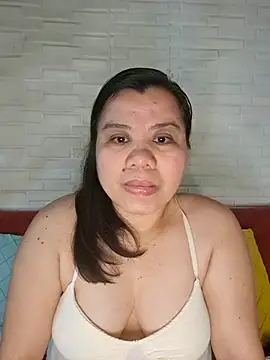 hotlyn45 online show from April 13, 2026, 9:09 pm